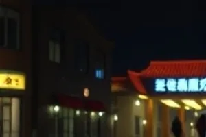 第七封印日封面：走廊尽头一扇门缝漏出光线